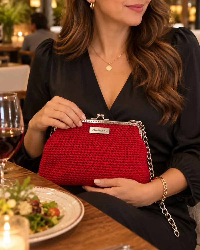 Clutch Carmesí: Bolso de mano tejido a crochet en rojo profundo con boquilla metálica plateada y cadena desmontable