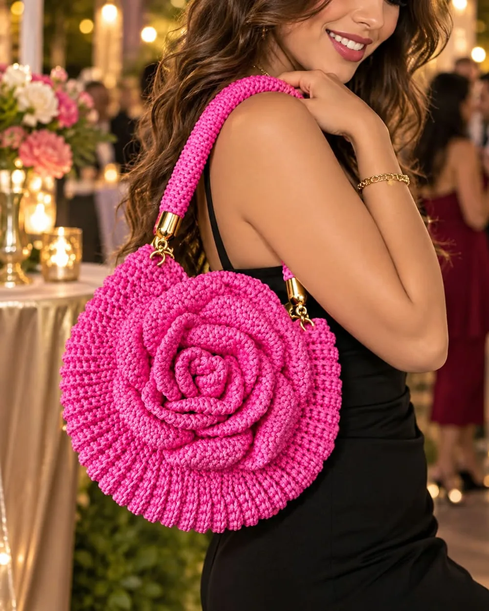 Bolsa circular tejida a crochet en rosa fucsia con una gran rosa en relieve y asa tejida con herrajes dorados