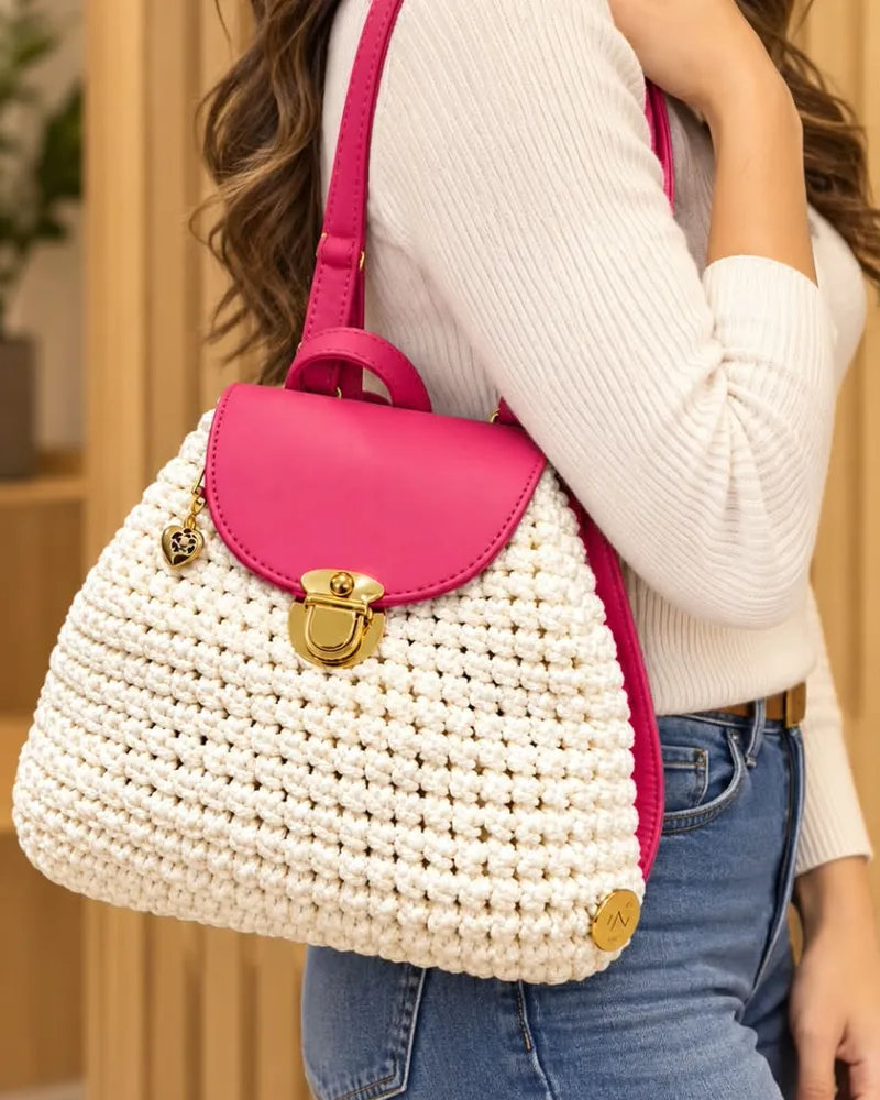 Mochila Fresa: Mochila tejida en trapillo crudo con solapa y tirantes rosa fucsia y broche dorado