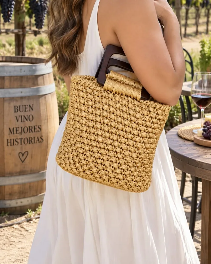 Set Sol: Bolsa tejida en hilo dorado con asas cuadradas de madera junto a un sombrero de ala amplia tejido en el mismo hilo